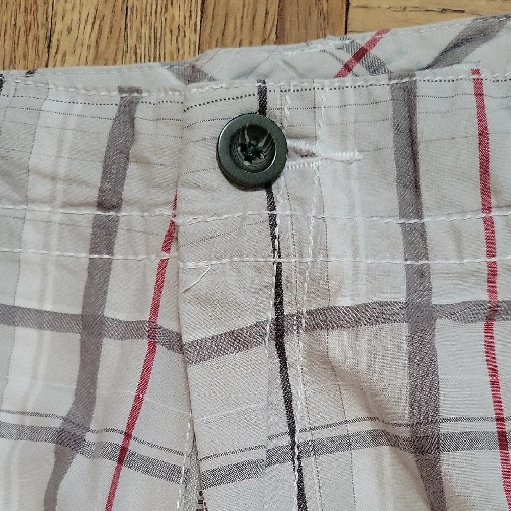 BKE Men's Plaid Cargo Shorts Gray and Red Size 36 - Picture 3 of 8